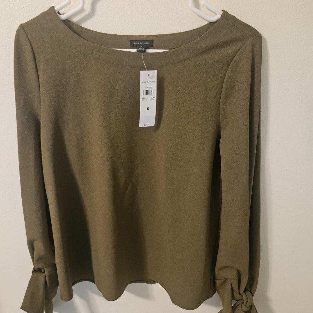 Ann Taylor size small green top